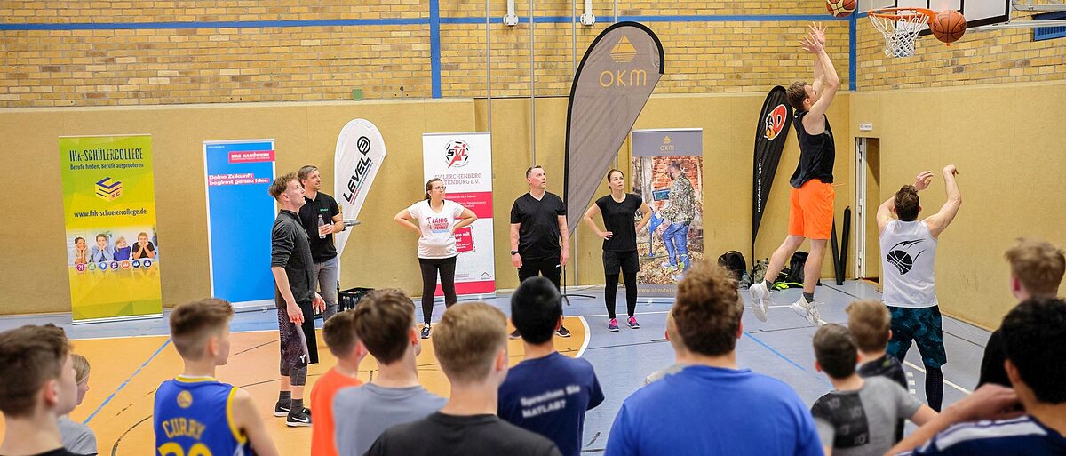 OKM Zukunftstraining - Schüler schauen beim Basketball zu